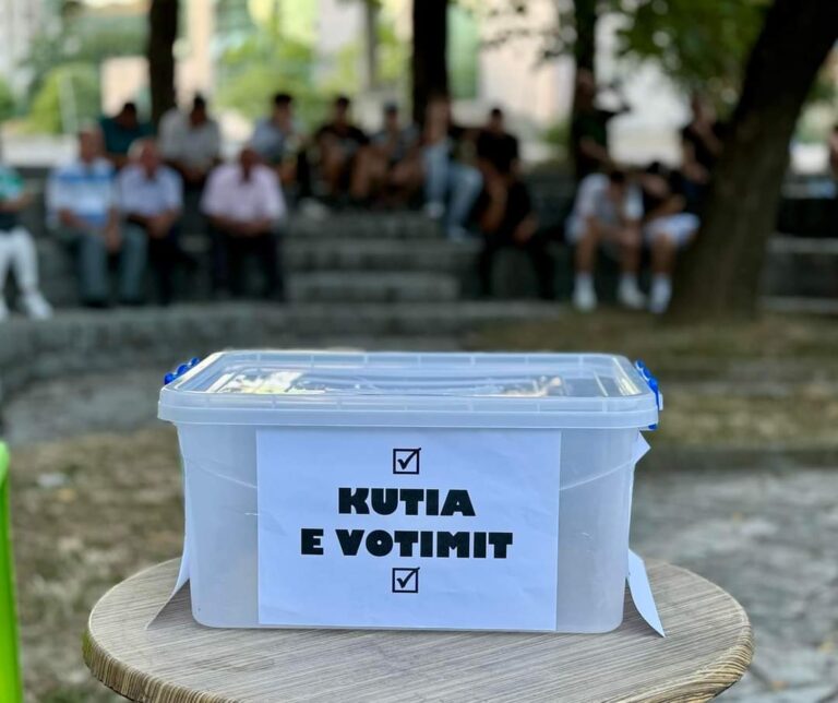 Rahovec: Banorët votojnë për projektin inovativ të turizmit me simbolet e rrushit në formë të obeliskut