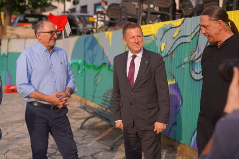 Ambasadori i BE-së, Tomáš Szunyog dhe Totaj  vizitojnë muralin e ri që përshkruan trashëgiminë kulturore të Prizrenit