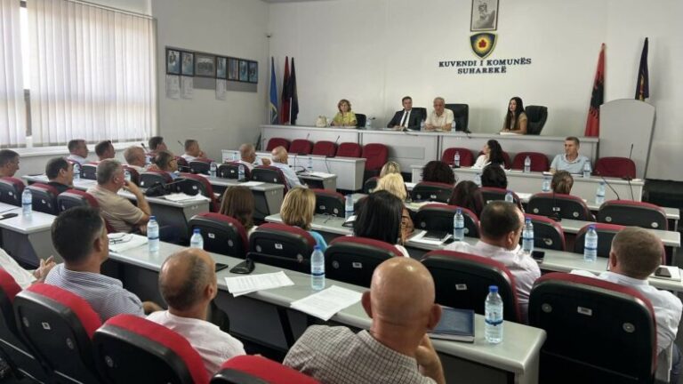 Kryetari Muharremaj dhe drejtorët e shkollave diskutojnë për përgatitjet e fillimit të vitit të ri shkollor