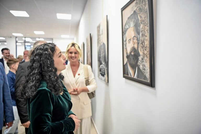 Interesim i madh për ekspozitën “Gursel dhe Pranvera Sylejmani” në Suharekë