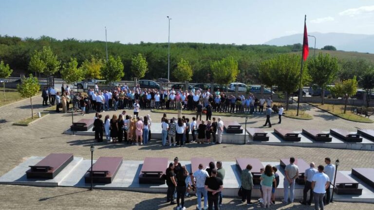 Prizreni përkujton dëshmorët dhe martirët në 26-vjetorin e Epopesë së Vërrinit