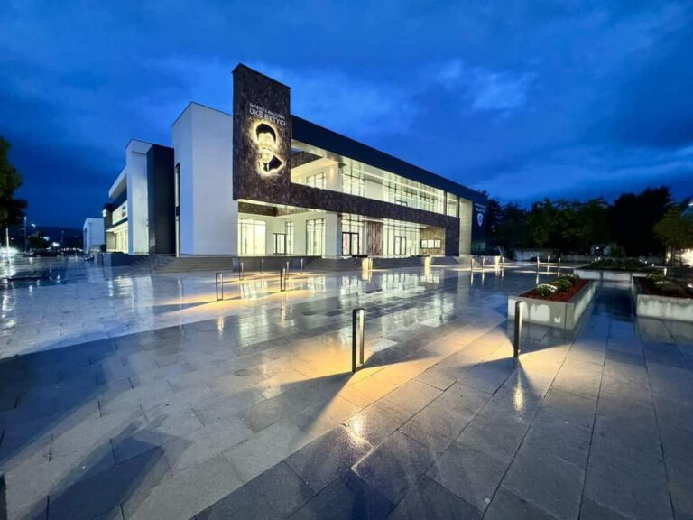 “Si e gjetëm dhe si është sot” – Ministri Çeku për përmirësimet në Shtëpinë e Kulturës “Ukë Bytyçi” në Suharekë