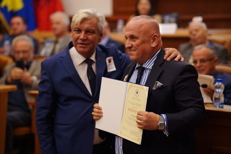 Ish-kryetari i Prizrenit, Kadri Kryeziu, dekoron me mirënjohje Ilir Kullën