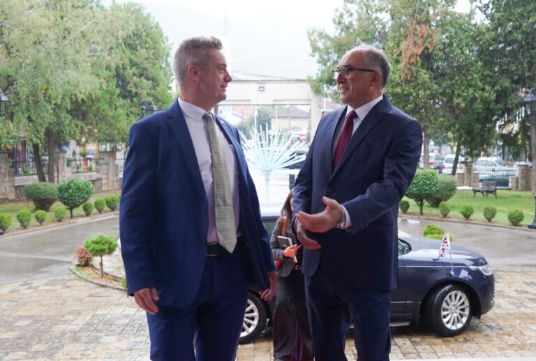 Ambasadori Hargreaves dhe kryetari Totaj shqyrtojnë idetë për rritjen e bashkëpunimit ekonomik