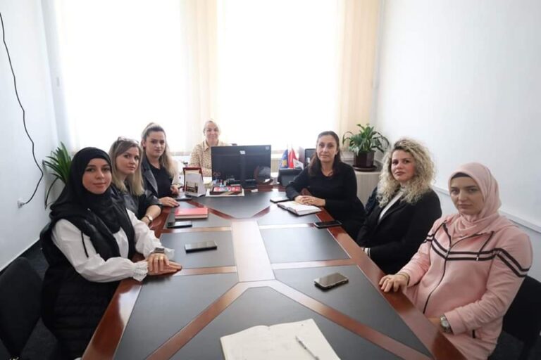 Rritja e vetëdijes për kancerin e gjirit në Dragash: Ligjëratë informuese për gratë