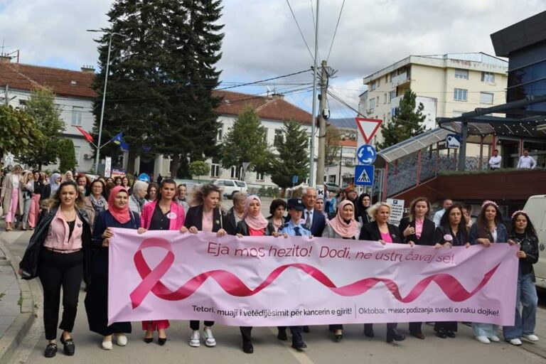 Marshi solidarizues në Dragash, mbështetje për gratë e prekura nga kanceri i gjirit
