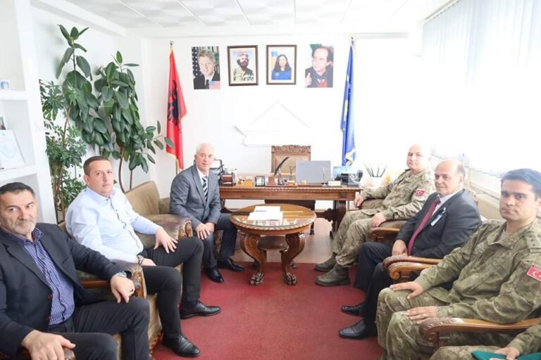 Xheladini pret komandantin e Kontingjentit Turk në Dragash, diskutohet thellimi i bashkëpunimit