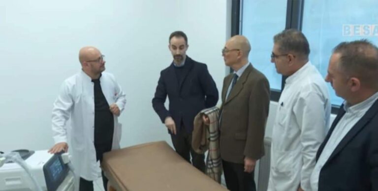 Ambasada Japoneze i dhuroi Spitalit Rajonal të Prizrenit pajisje moderne për fizioterapi