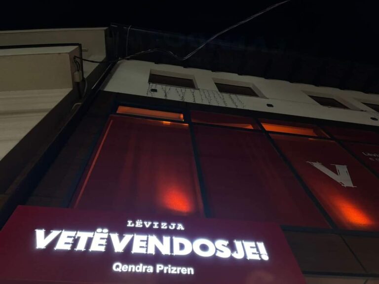 Vetëvendosje në Prizren ndriçon hapësirat e saj me portokalli në solidaritet me viktimat e dhunës gjinore