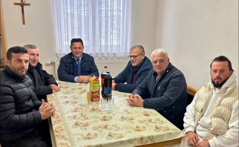 Kastrati viziton kishën katolike në Kërvasari, thekson rëndësinë e harmonisë ndërfetare
