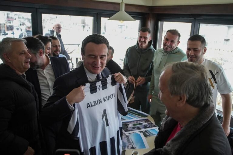 Kurti dhe Çeku vizitojnë Lirinë e Prizrenit, paralajmërojnë rinovimin e stadiumit me 13 milionë euro