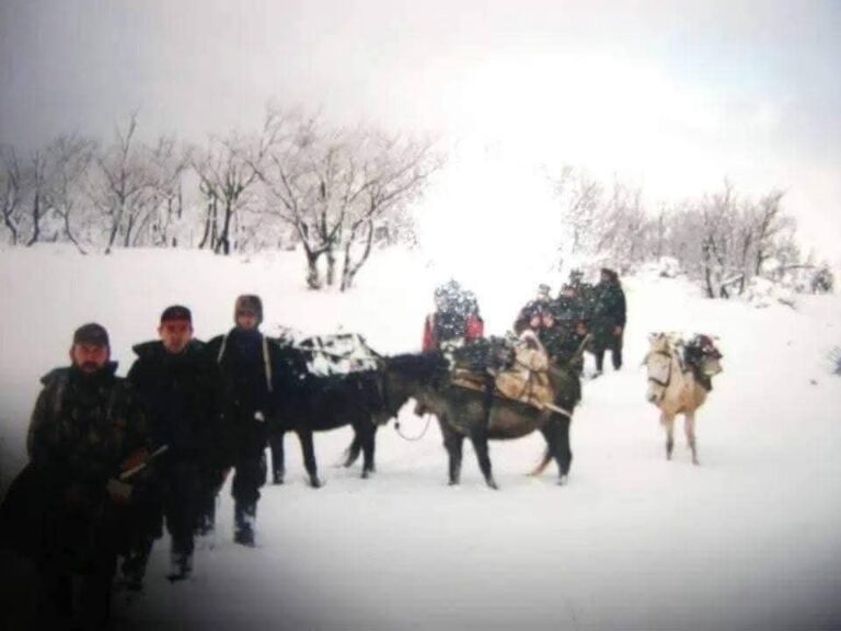 Kurti nderon 26-vjetorin e rënies së Mujë Krasniqit dhe 40 dëshmorëve të tjerë në Gorozhup
