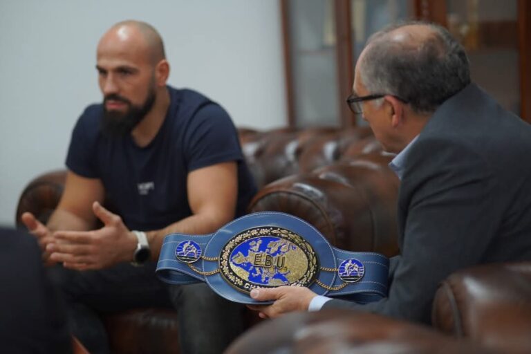 Totaj pret kampionin evropian, prizrenasin Labinot Xhoxhaj, pas triumfit historik në boks