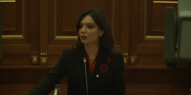 Kryeparlamentarja e Shqipërisë: Kam lindur në Tiranë por me shtëpi zemre jam nga Prishtina e Prizreni