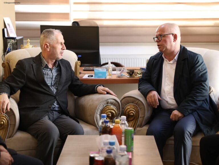 Latifi viziton KBI në Rahovec, vlerëson rolin e tij në ruajtjen e vlerave fetare dhe shoqërore