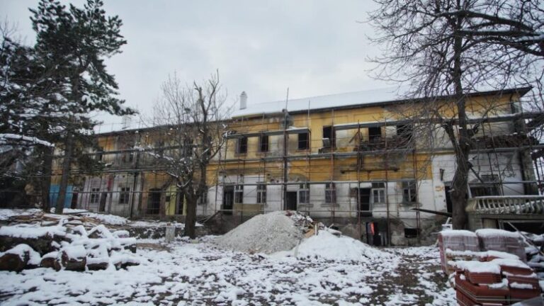 Vijojnë ndërhyrjet restauruese në ndërtesën “Kazerma e vjetër” në Prizren