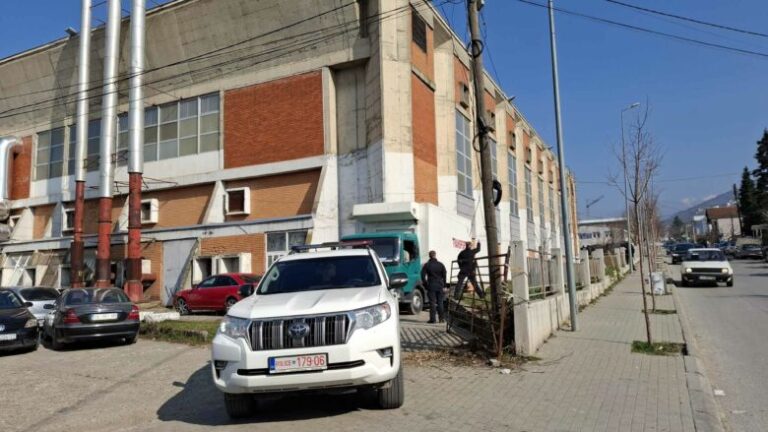 Transporti i materialit zgjedhor në Prizren realizohet me përcjelljen e policisë