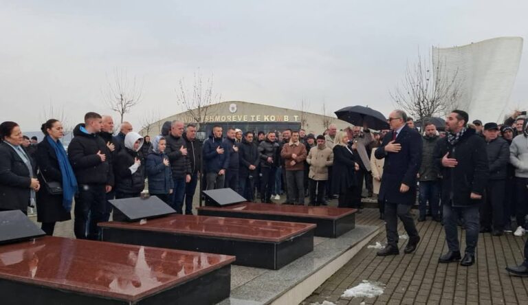 Homazhe në Varrezat e Dëshmorëve në Landovicë për 17-vjetorin e Pavarësisë së Kosovës