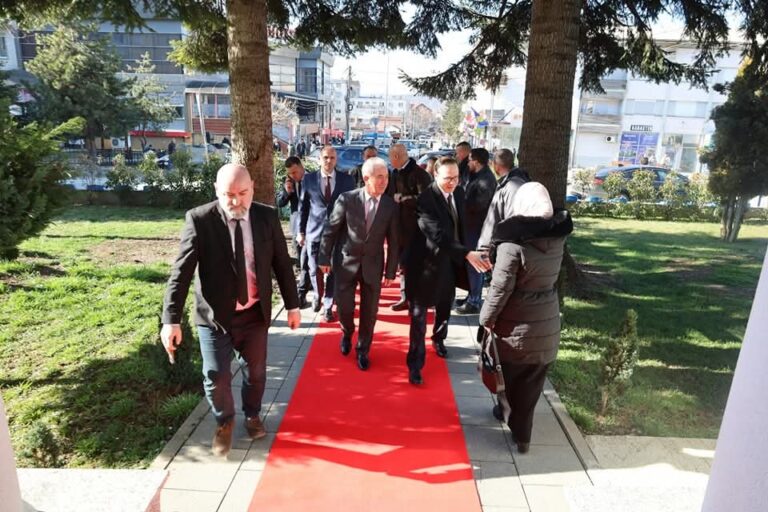 Ambasadori turk viziton Dragashin, diskutohen zhvillimet politike dhe investimet në shëndetësi
