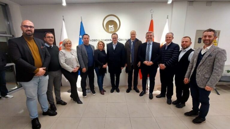 Ambasadori i Turqisë viziton KDTP-në në Prizren, diskutohen zhvillimet aktuale