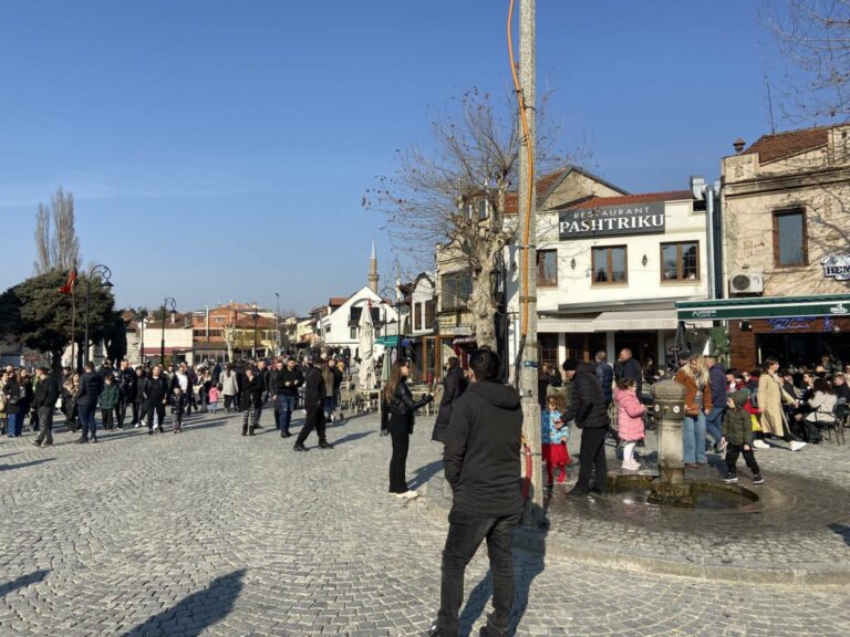Atmosferë pozitive në qendrën e Prizrenit teksa procesi zgjedhor vijon i qetë
