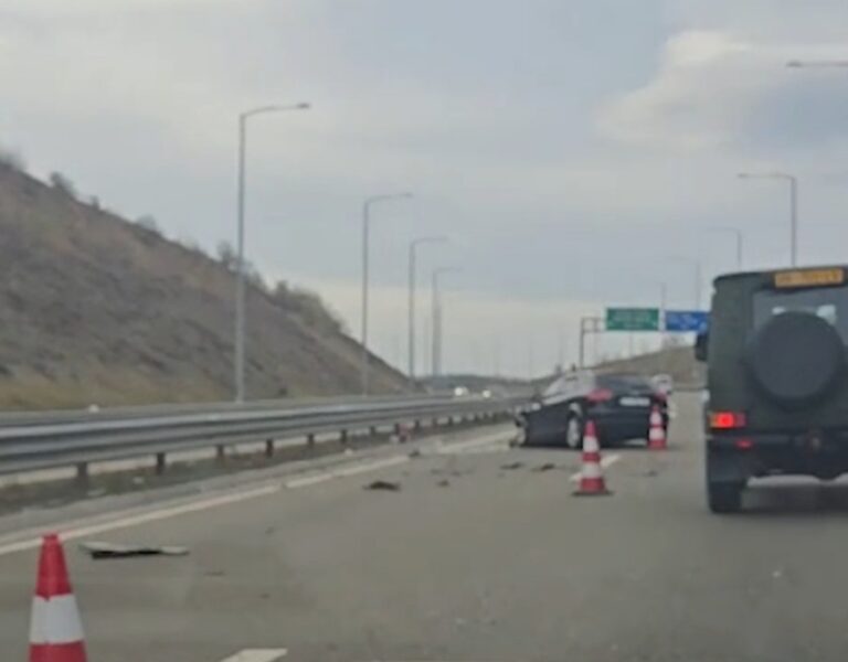 Aksidenti në autostradën “Ibrahim Rugova” përfundoi me katër persona të lënduar