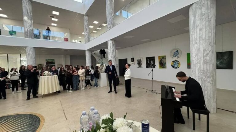 Hapet ekspozita që pasqyron artin dhe kreativitetin e grave në Suharekë