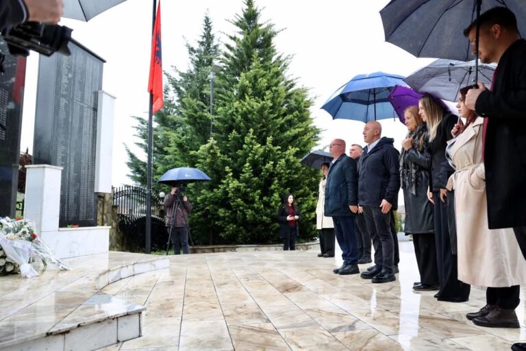 Haradinaj bën homazhe në memorialin e masakrës së Krushës së Madhe dhe të Vogël