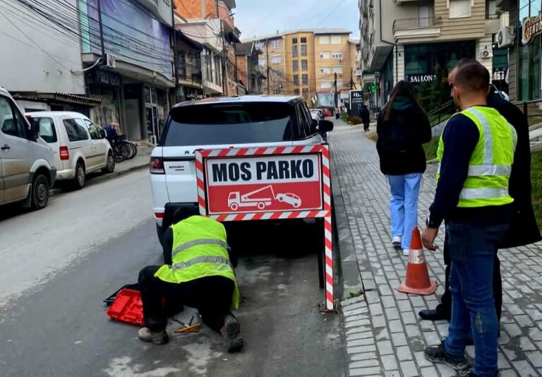 Lirimi i hapësirave publike në Prizren: Inspektorati largon pengesat nga rrugët dhe trotuaret