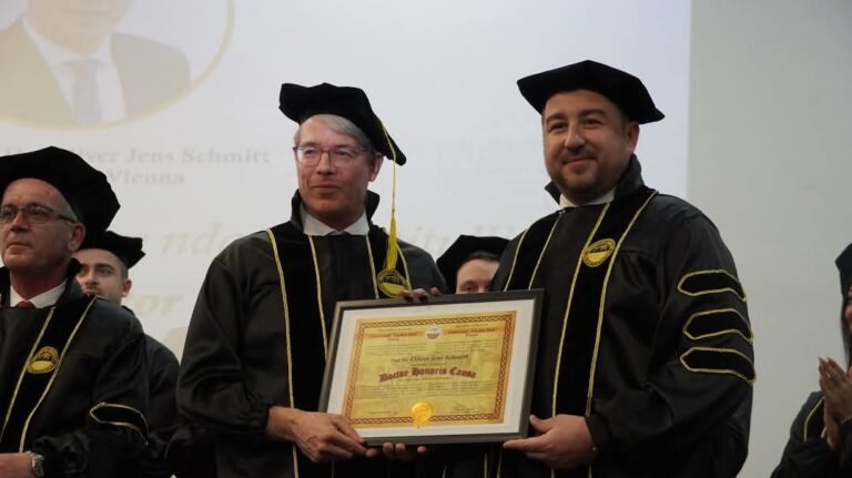 Oliver Jens Schmitt merr titullin “Dr. Honoris Causa” nga Universiteti “Ukshin Hoti” në Prizren
