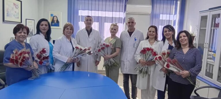 Drejtoria e Spitalit në Prizren nderon gratë – Shpërndan lule për të gjitha punonjëset në 8 Mars