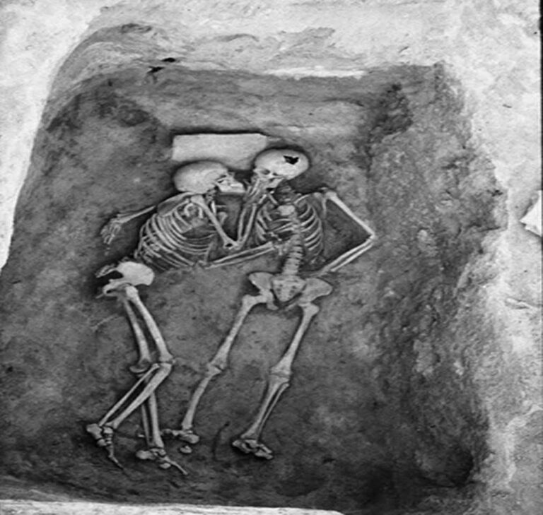 Fotografi që të rrëqeth: Puthja që “zgjati” 2800 vjet, historia prekëse…