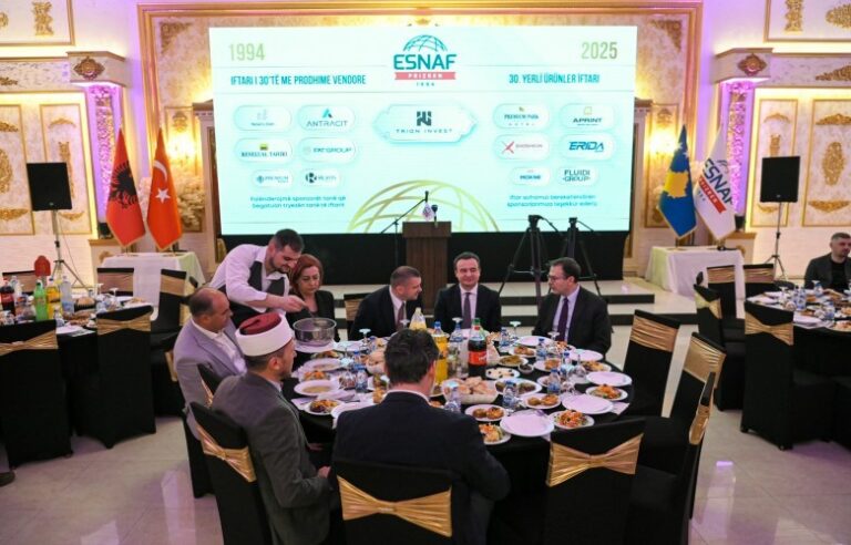 Kurti mori pjesë në iftarin tradicional të shtruar nga shoqata ESNAF në Prizren