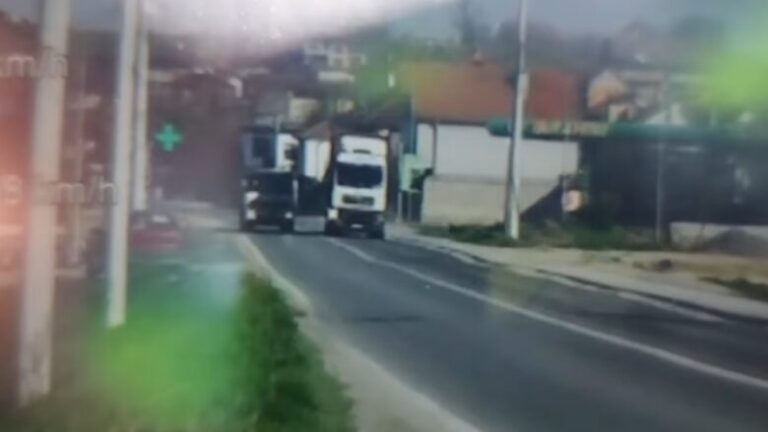 Policia e Kosovës përmes radarit mobil identifikon shoferin për tejkalim të parregullt në vijën e plotë