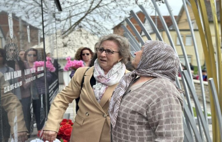Hoqa e Vogël përkujton 33 martirë dhe nëntë dëshmorë