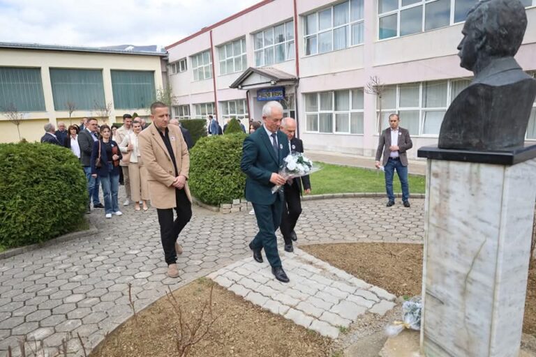 Gjimnazi “Ruzhdi Berisha” në Dragash shënoi 56-vjetorin e themelimit
