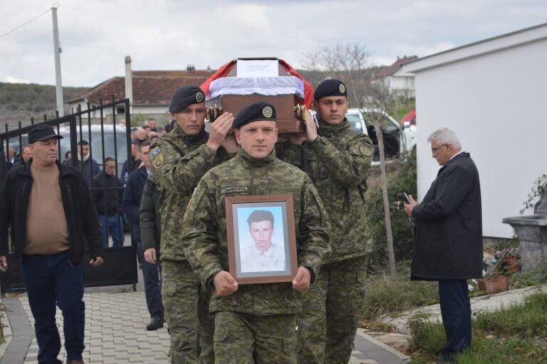 Me nderime të larta u varrosën Vehbi Halilaj dhe Mentor Kryeziu, 26 vite pas zhdukjes