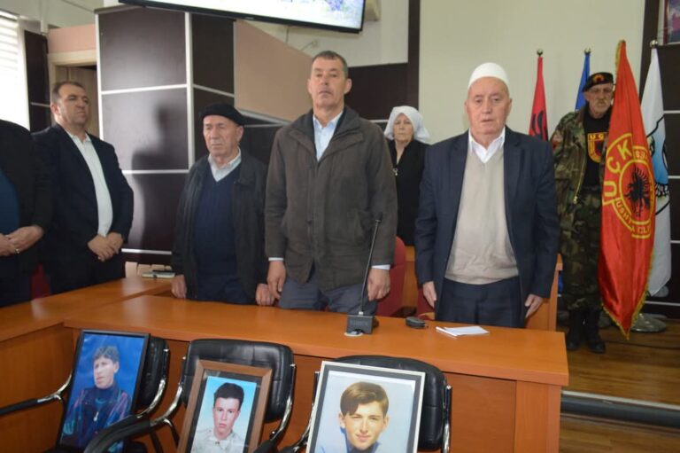 Malisheva nderon tre qytetarët e zhdukur në masakrën e Kralanit: Kërkohet drejtësi për të pagjeturit