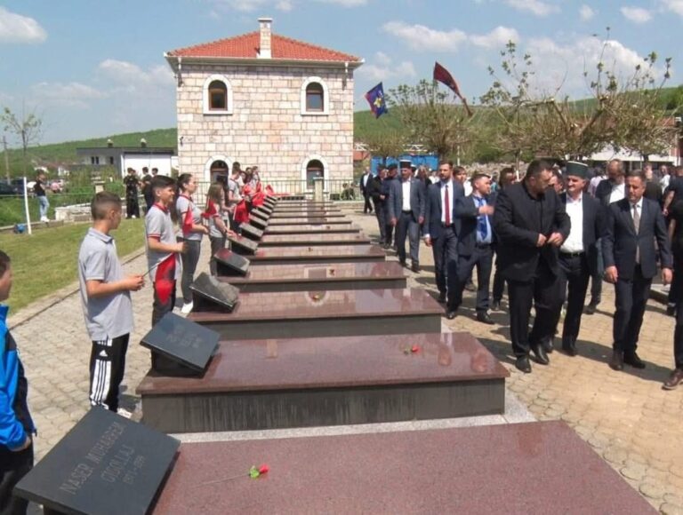 Selmanaj përkujton martirët në Lugishtë të Hasit: Përjetësisht mirënjohës për 54 shqiptarët e vrarë nga forcat serbe
