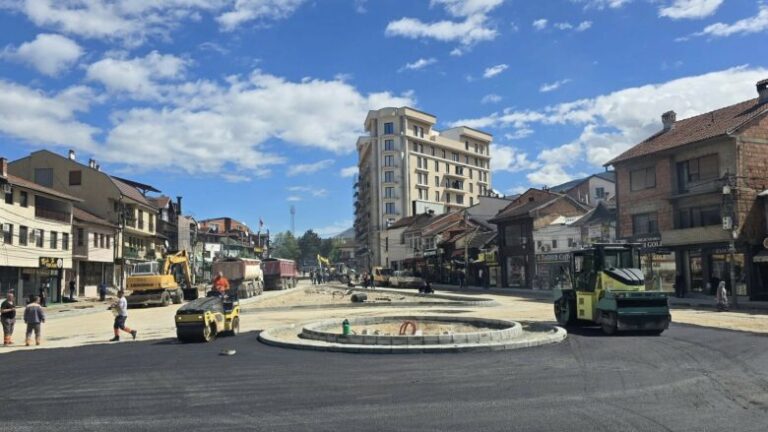Nis asfaltimi i rrugës në rrethrrotullimin e ri në Lagjen “Bazhdarhane”