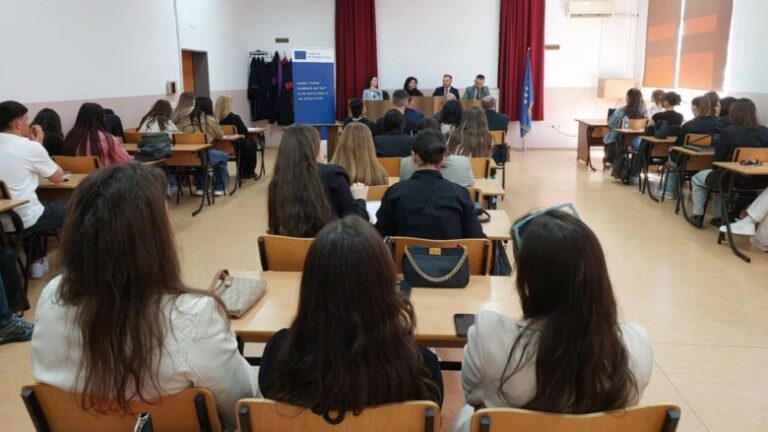 Studentët e Fakultetit Juridik në Prizren diskutojnë për sfidat e qasjes në drejtësi