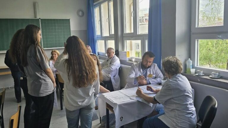 Vizita mjekësore në shkollat e Komunës së Prizrenit, synohet zbulimi i hershëm i anomalive te nxënësit