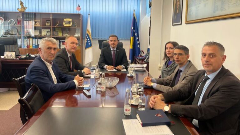 Prokuroria e Prizrenit dhe AAPSK diskutojnë koordinimin për pasuritë e sekuestruara dhe të konfiskuara