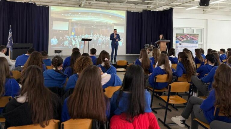 Universiteti “Ukshin Hoti” në Gjimnazin “Loyola” prezanton mundësitë dhe bursat për studentët e rinj