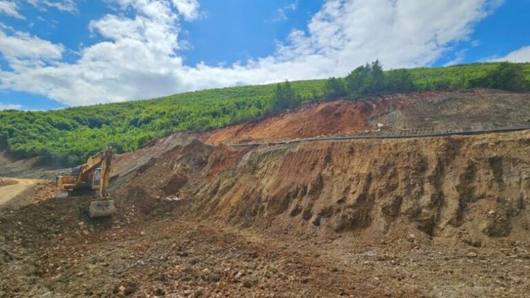 Shembja e dheut në trasenë e rrugës Prizren–Tetovë dëmton gypin e ujit, ndërpritet furnizimi
