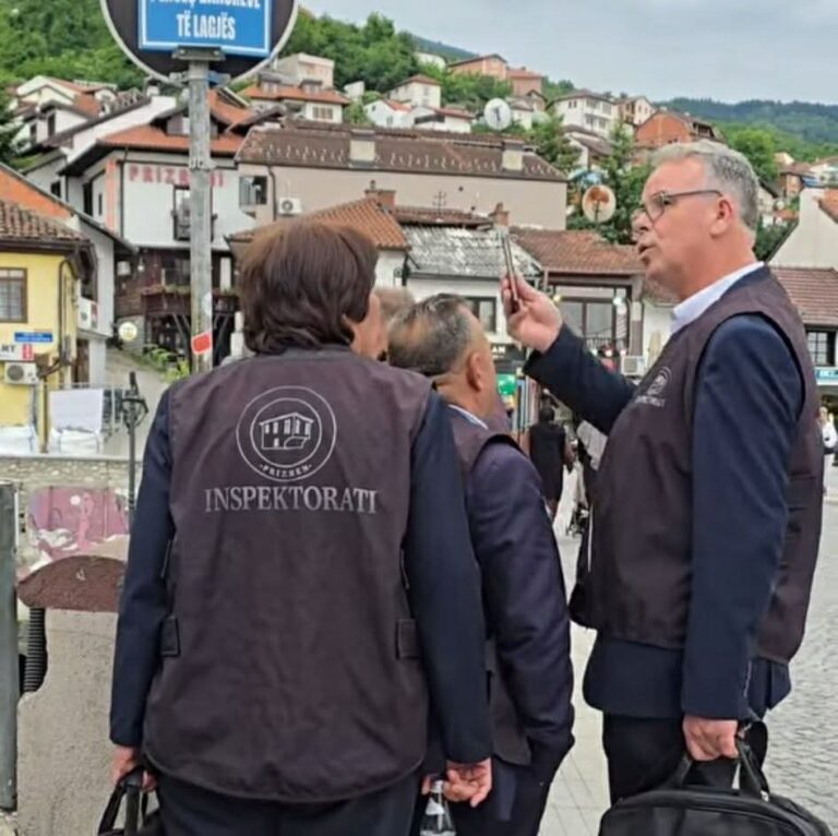 Inspektorati largon shitësit ambulant nga Sheshi i Dëshmorëve në Prizren për lirimin e hapësirave publike