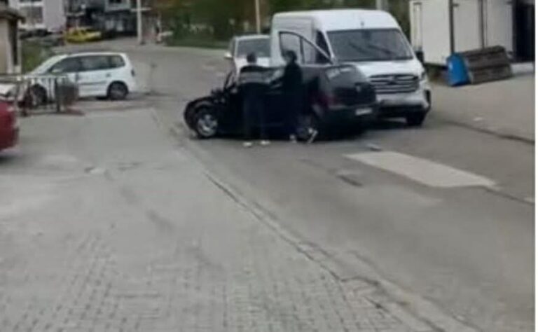 Nxehen gjakrat në Kijevë të Malishevës, burri godet xhamin e veturës pasi fjaloset me një person