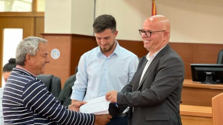Komuna e Rahovecit dhe “Qatar Charity” mbështesin 31 fermerë me sera moderne