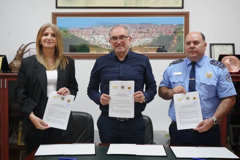 Prizreni nënshkruan marrëveshje për shpërndarjen e dërgesave dhe gjobave të trafikut përmes Postës së Kosovës