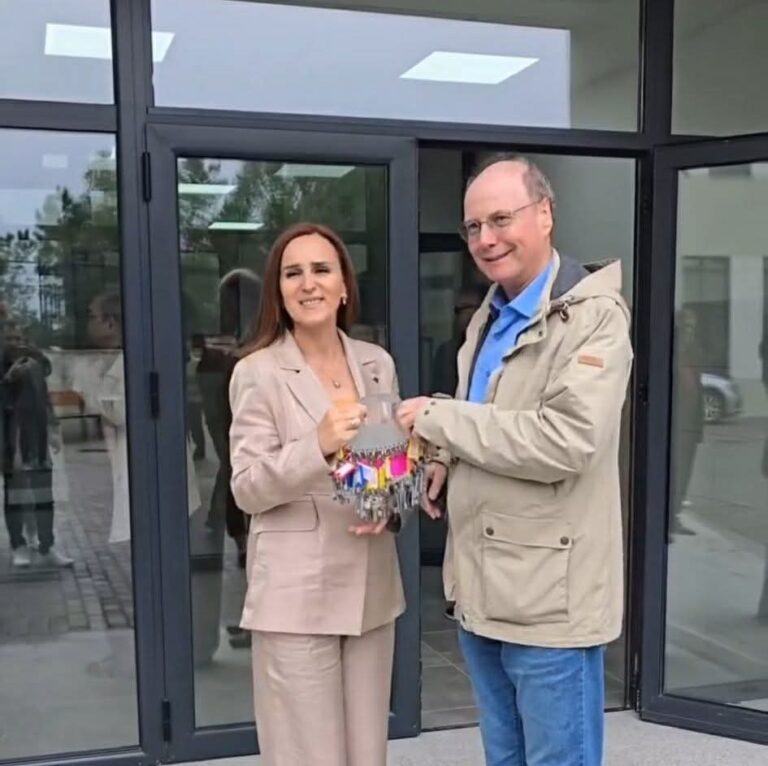 Drejtoresha Veselaj-Gutaj pranon çelësat e shkollës së re në lagjen “Dardania 2”